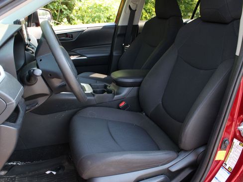 Used 2021 Toyota RAV4 LE AWD/4WD image 16