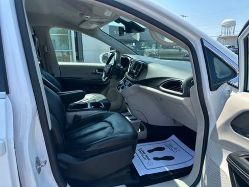 Used 2022 Chrysler Pacifica Touring-L FWD image 8