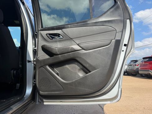 Used 2023 Chevrolet Traverse LT FWD image 18