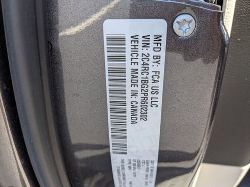 Used 2023 Chrysler Pacifica Touring-L FWD image 15