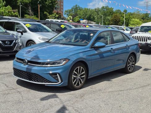 Used 2025 Volkswagen Jetta SE FWD image 1