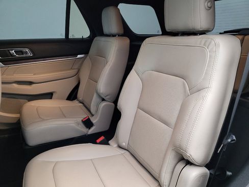 Used 2018 Ford Explorer Limited w/ Ford Safe & Smart Package FWD image 18