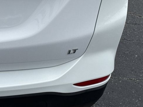 Used 2022 Chevrolet Equinox LT w/ Driver Convenience Package image 9