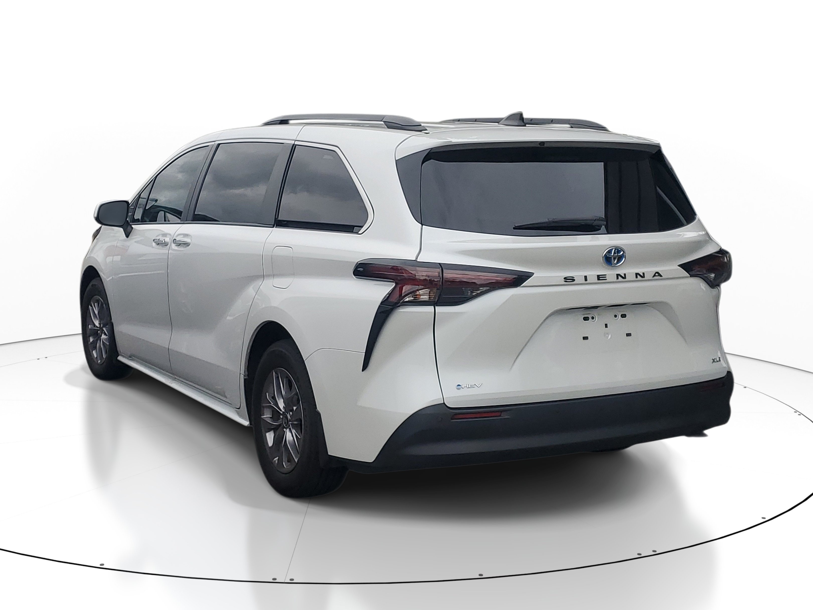 Used 2025 Toyota Sienna XLE FWD image 8