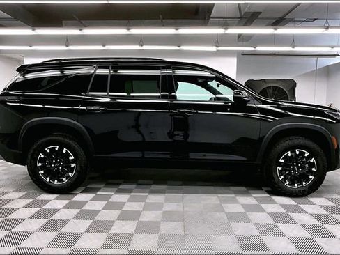Used 2025 Chevrolet Traverse Z71 AWD/4WD image 16