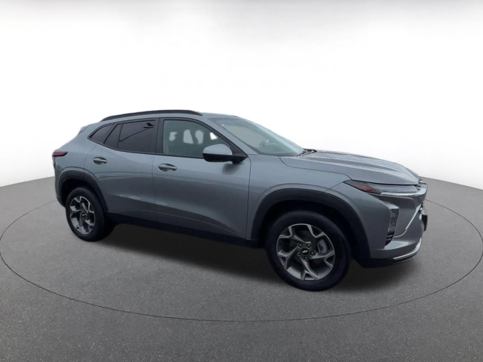 Used 2025 Chevrolet Trax LT w/ LT Convenience Package FWD image 2