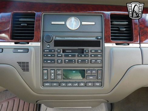 Used 2003 Lincoln Town Car Executive image 13