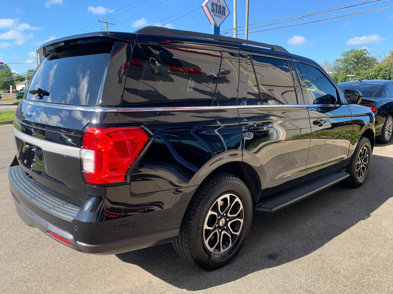 Used 2023 Ford Expedition XLT AWD/4WD image 7