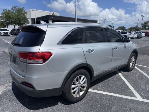 Used 2018 Kia Sorento FWD image 4