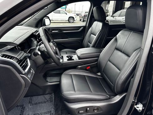 Used 2025 GMC Acadia Elevation w/ Elevation Premium Package AWD/4WD image 10