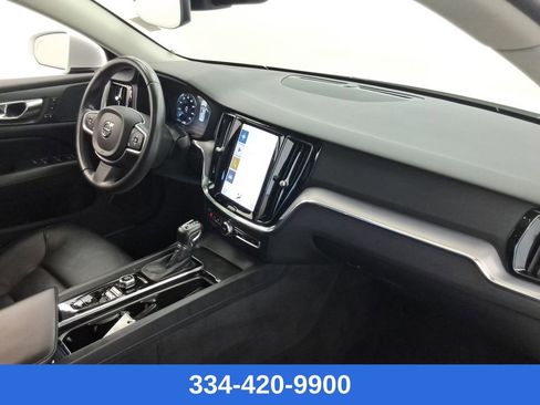 Used 2020 Volvo S60 T5 Momentum image 23