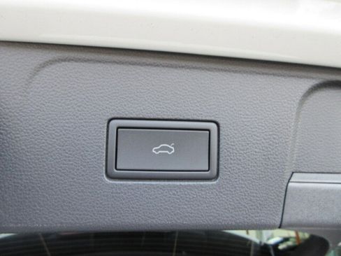 Used 2025 Volkswagen Atlas SE image 29