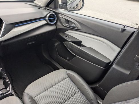 Certified 2025 Chevrolet Trax LT image 19