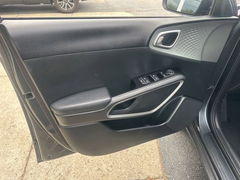 Used 2023 Kia Soul LX w/ Option Group 015 FWD image 17
