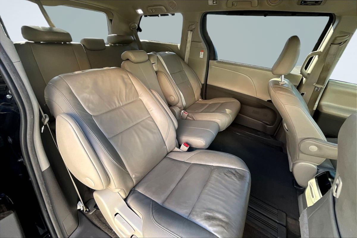 Used 2017 Toyota Sienna XLE w/ XLE Navigation Package FWD image 27