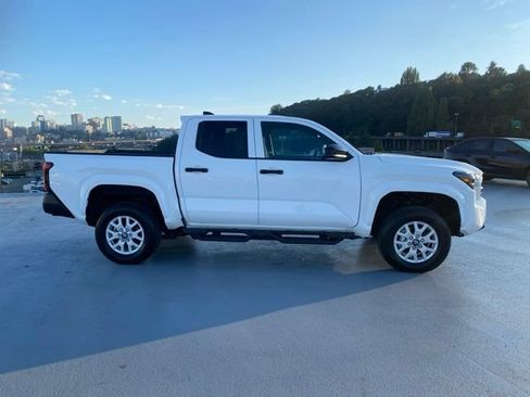 Certified 2025 Toyota Tacoma SR w/ SR Upgrade Package AWD/4WD image 7
