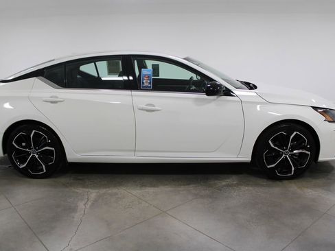 Used 2024 Nissan Altima 2.5 SR image 11