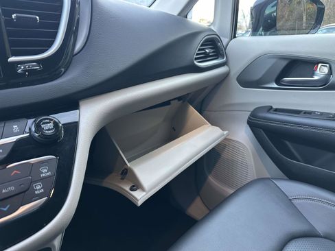 Used 2024 Chrysler Pacifica Touring-L image 17