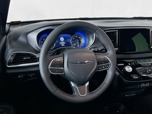 Used 2025 Chrysler Pacifica Select FWD image 18
