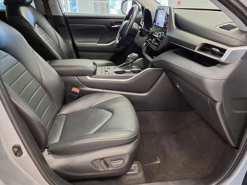 Used 2023 Toyota Highlander XLE image 8