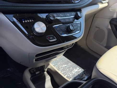 Used 2018 Chrysler Pacifica Limited w/ Advanced Safetytec Group FWD image 13