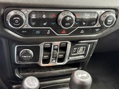 Used 2024 Jeep Wrangler Unlimited w/ Convenience Group AWD/4WD image 15