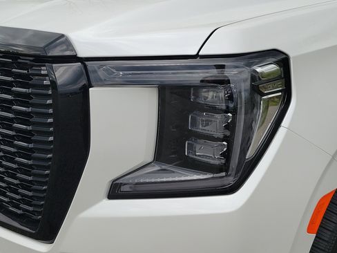 Used 2021 GMC Yukon Denali AWD/4WD image 9