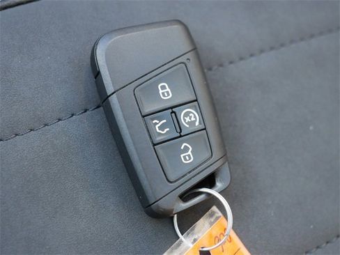 Certified 2025 Volkswagen Taos SE image 38