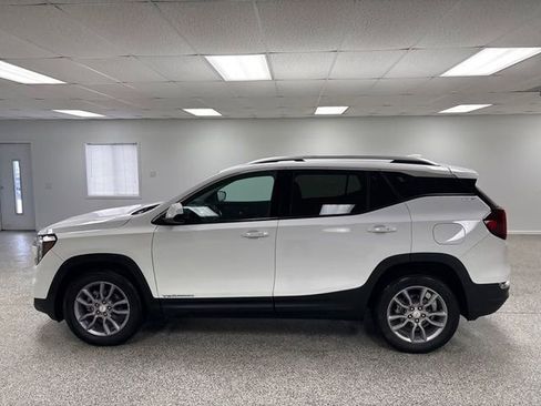 Used 2024 GMC Terrain SLT image 4