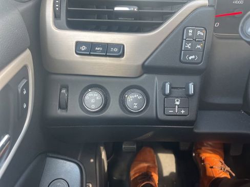 Used 2018 GMC Yukon Denali w/ Denali Ultimate Package AWD/4WD image 18