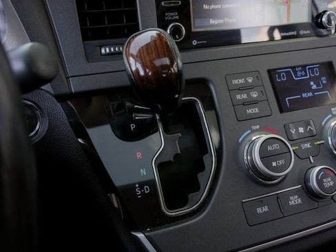 Used 2020 Toyota Sienna Limited Premium image 42