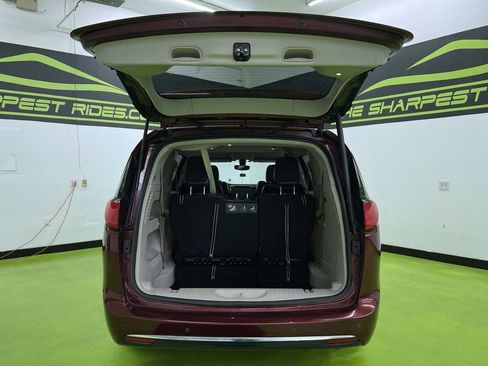 Used 2018 Chrysler Pacifica Touring-L Plus w/ Tire & Wheel Group image 9