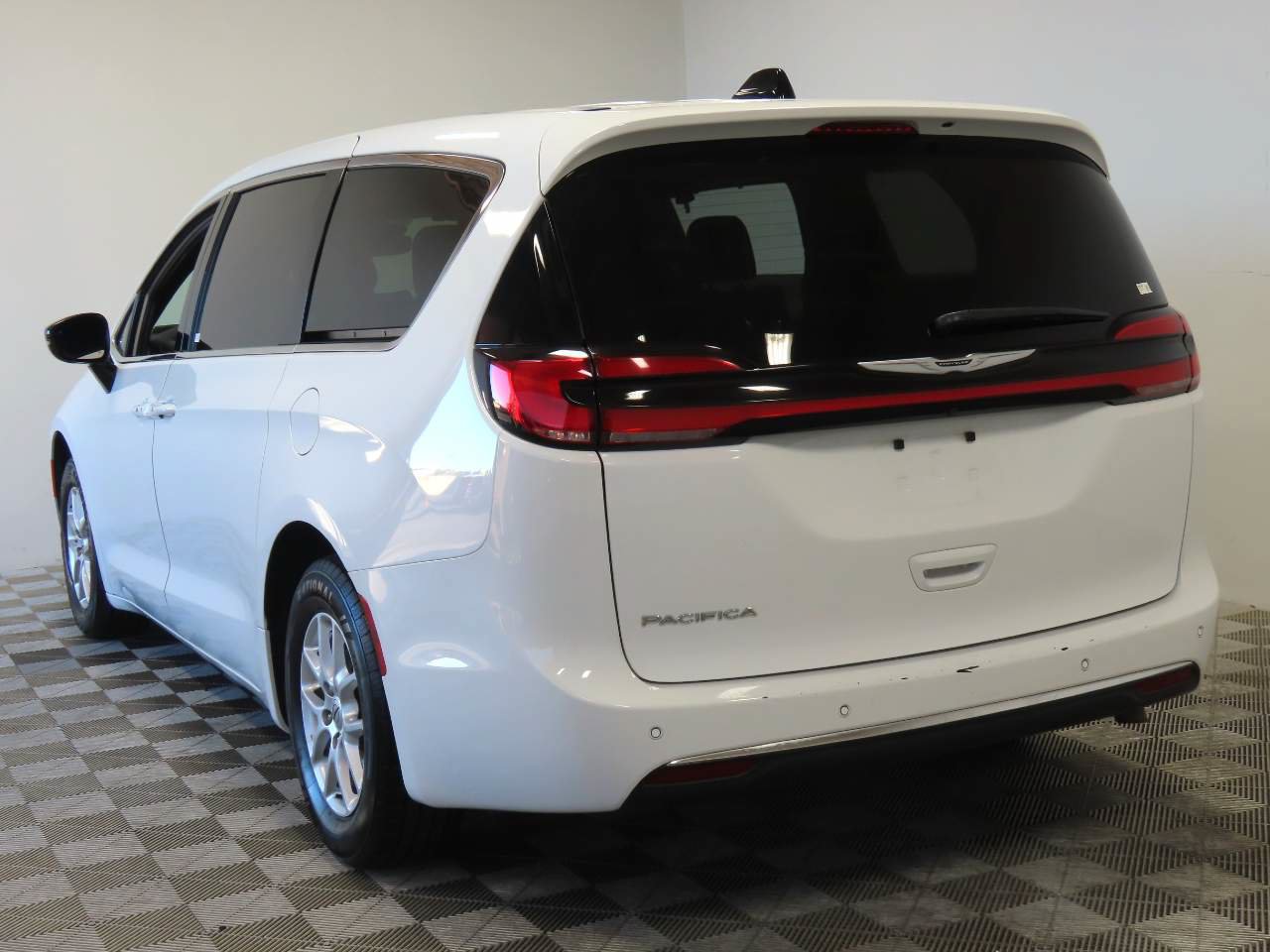 Used 2025 Chrysler Pacifica Select FWD image 3