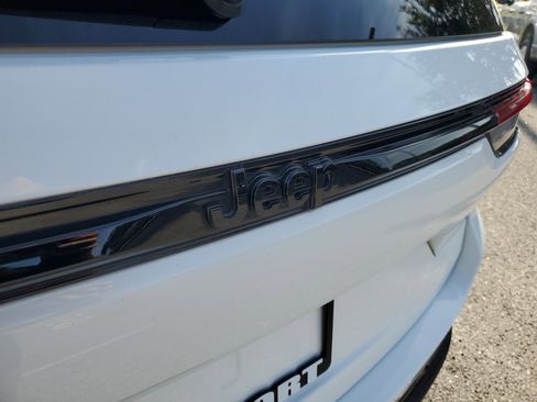 Used 2023 Jeep Grand Cherokee Altitude image 9