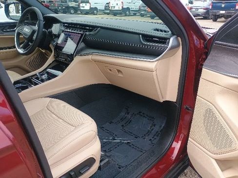 Used 2023 Jeep Grand Cherokee L Limited w/ Luxury Tech Group II AWD/4WD image 14