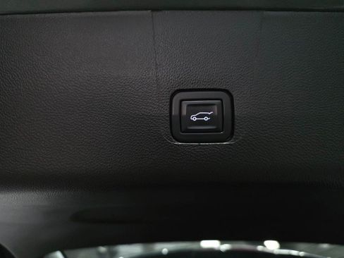 Used 2023 Chevrolet Traverse LT AWD/4WD image 36