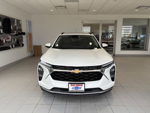 Used 2025 Chevrolet Trax LT w/ Sunroof Package image 7