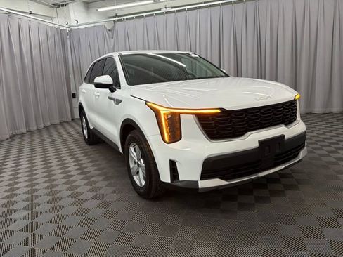 Certified 2025 Kia Sorento LX FWD image 5