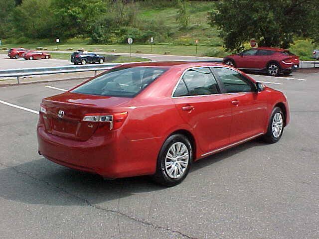 Used 2012 Toyota Camry LE FWD image 7
