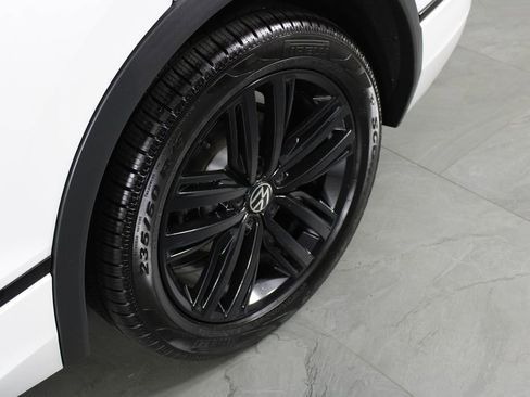 Used 2022 Volkswagen Tiguan SE R-Line image 11