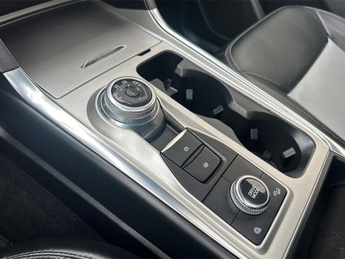 Used 2022 Ford Explorer XLT image 25