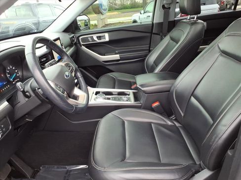 Used 2021 Ford Explorer XLT w/ Equipment Group 202A image 12