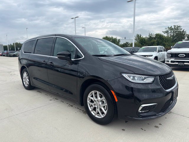 Used 2025 Chrysler Pacifica Select FWD image 1