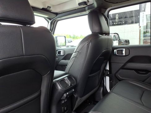Used 2023 Jeep Wrangler Unlimited Sahara w/ Cold Weather Group AWD/4WD image 16