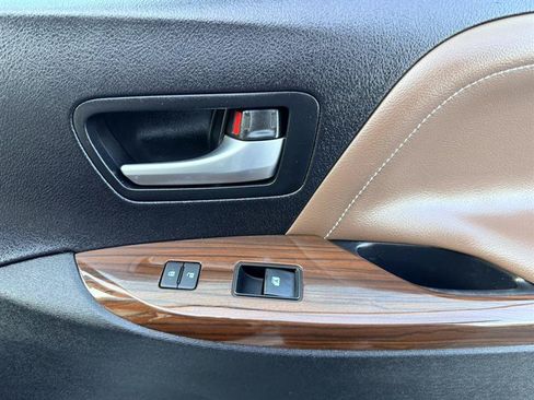 Used 2015 Toyota Sienna Limited Premium FWD image 15