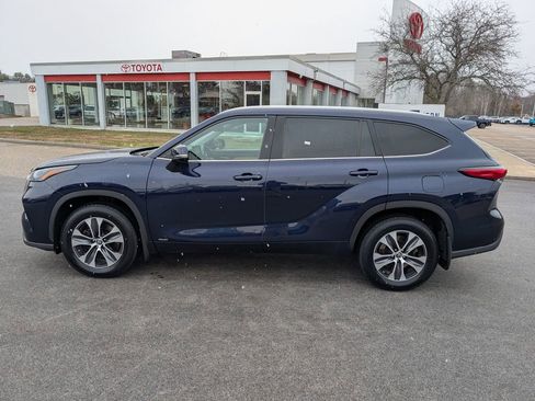 Used 2022 Toyota Highlander XLE image 2
