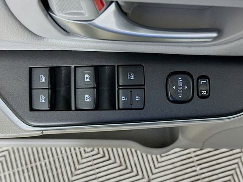 Used 2017 Toyota Camry SE w/ Moonroof Package image 22