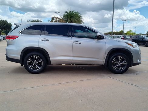 Used 2018 Toyota Highlander LE FWD image 11