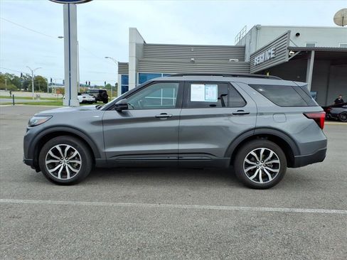 Used 2025 Ford Explorer ST-Line image 2