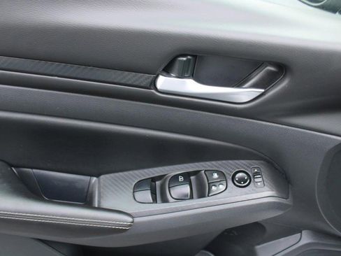 Used 2024 Nissan Altima 2.5 SV image 9